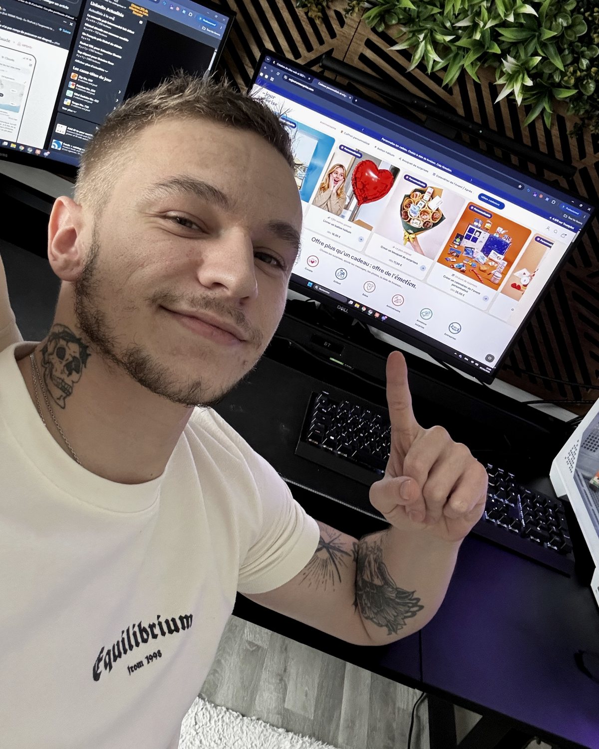 Thibaud Poirier à son bureau, montrant le site Un Jour Une Surprise à l'écran